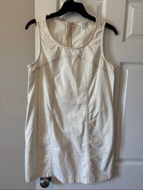 Time and Tru Cream Sleeveless Shift Top